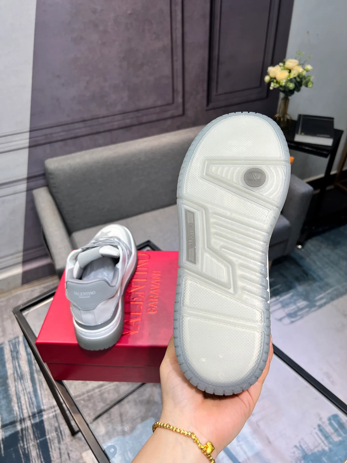 Men's Men's Shoes 💰660 Valentino 2023 early autumn new star shoes are now online! Wang Hedi and Ren Jialun have been worn by many celebrities. Who can refuse the same couple shoes as Wang Hedi! The design of Stars Stab My Heart is cool and spicy. The material of the shoes is cowhide, and every color is beautiful! Size 35-40, men’s size 39-44 (women’s 41, men’s 38, 45🉑️customized)